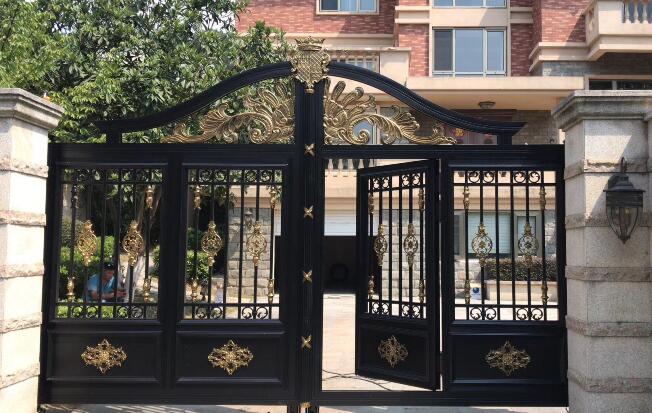 別墅鋁藝大門(mén)安裝需要專(zhuān)業(yè)的廠家來(lái)定制(圖1)