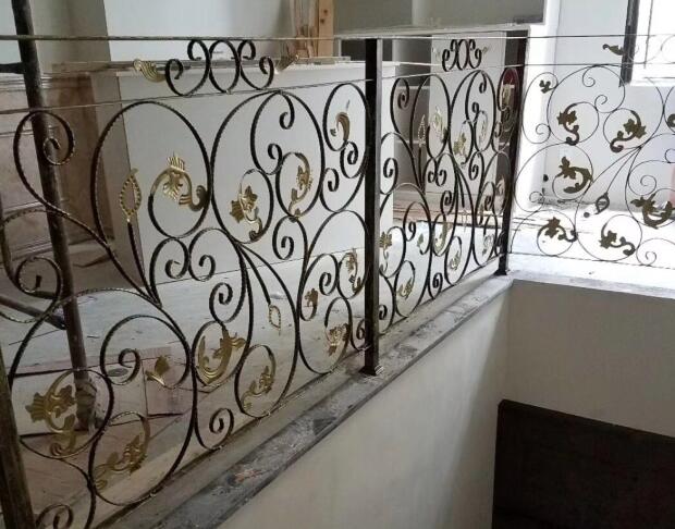 客戶(hù)對(duì)我們鋁藝欄桿廠制作的樓梯欄桿非常認(rèn)可(圖1)