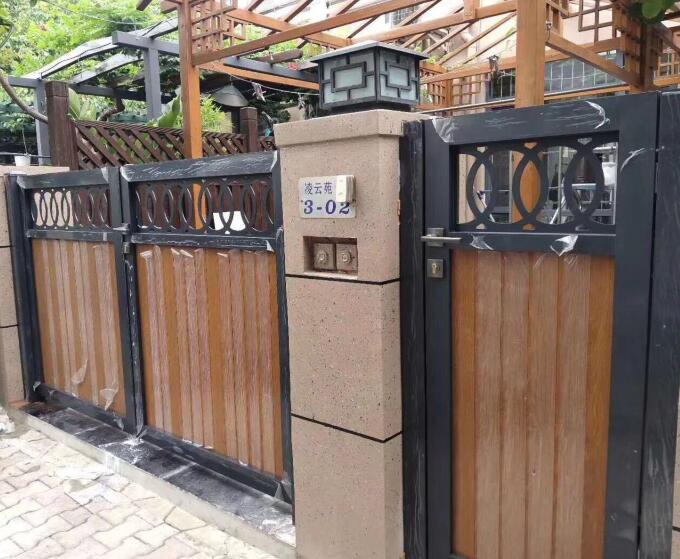 鋁藝大門(mén)適合安裝在獨(dú)棟別墅的進(jìn)門(mén)口(圖1)