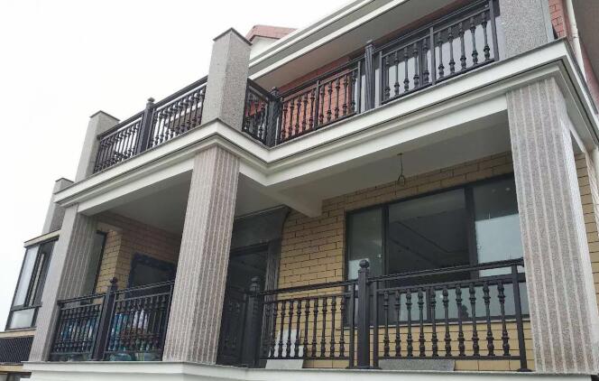 別墅鋁藝護欄安裝需要專業(yè)廠家進行定制生產(chǎn)(圖1)